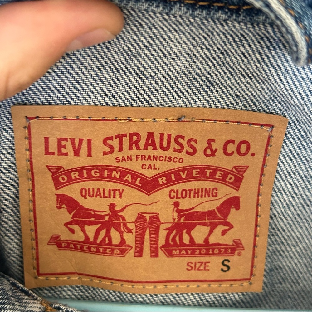 Cropped Levi’s Jacket - image 3